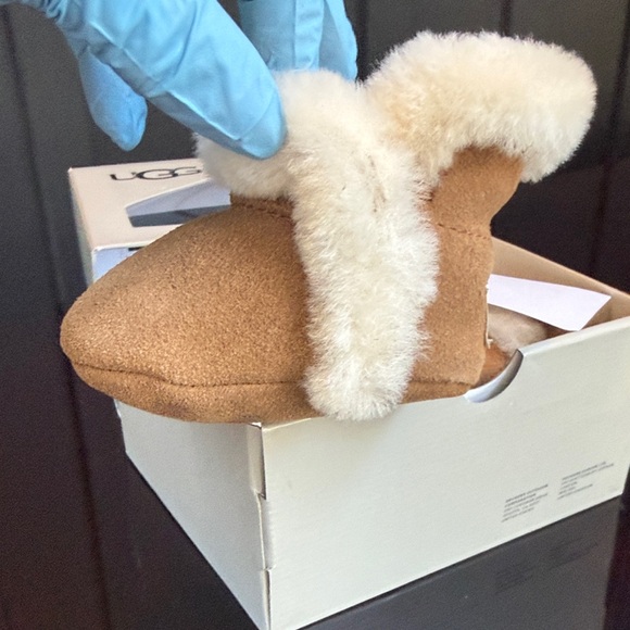 🔥 UGG Lassen Genuine Shearling Shoes – Chestnut (Size 0/1) – NEW IN BOX - Picture 4 of 16